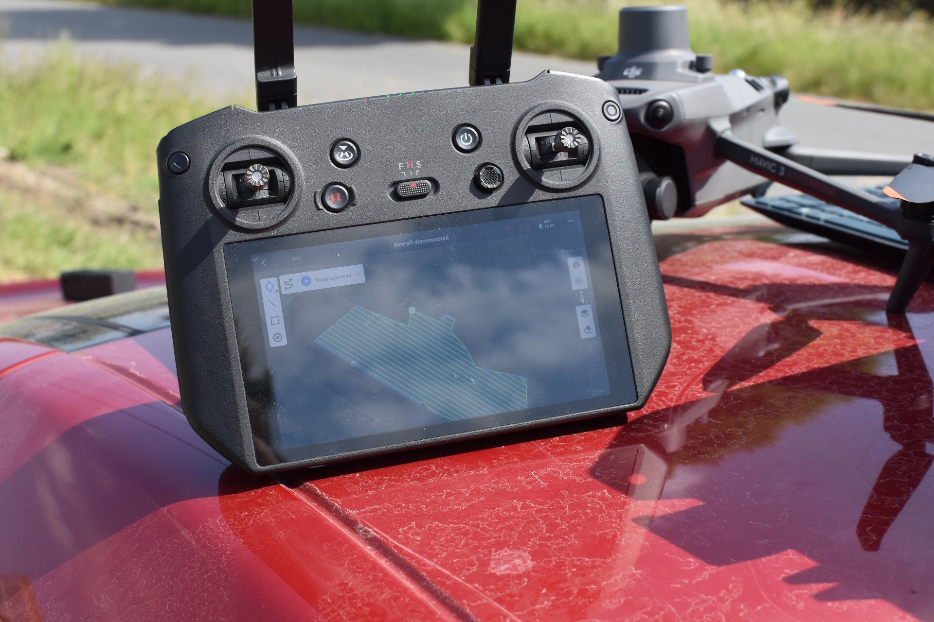 Agrarische drone die boven een akker vliegt